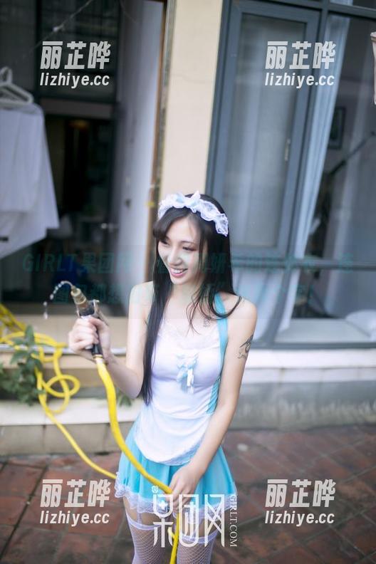 GIRLT果团网 - 看到周妍希的连体衣，连图包都想附带“撒娇”这两个字！
