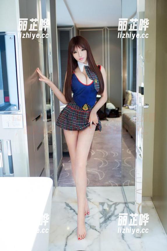 TuiGirl推女郎 - 王明明的灰丝写真原图，既妩媚又让人想起古早的校服时代。
