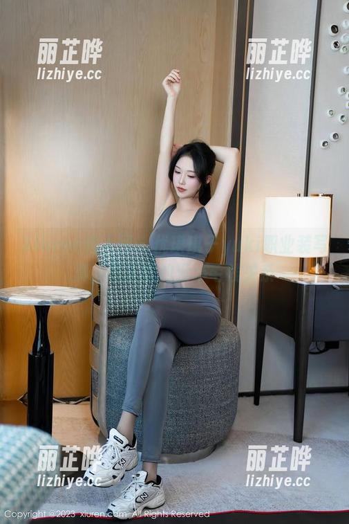 Xiuren秀人网 - 优琪琪子yuki职业装写真，跟正式的没半毛钱关系