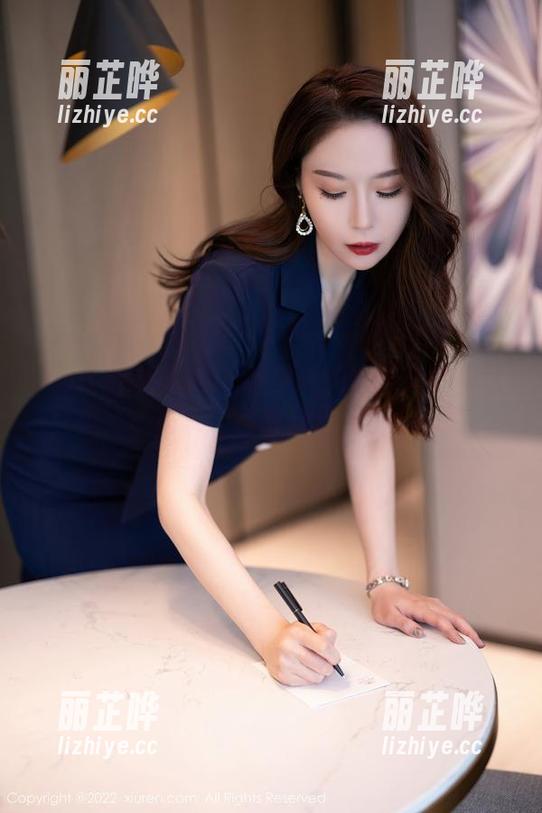 Xiuren秀人网 - 叶梦轩的女王文字和写真，“高贵”其实只是一种姿态。