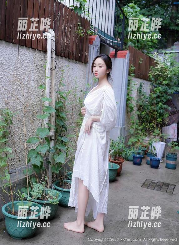 Xiuren秀人网 - 隐藏的优雅：周媛媛用美图展示女孩的另一面