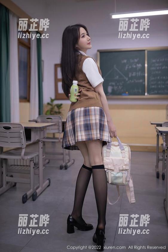 Xiuren秀人网 - 小Kiki的剧情，免费套图中透出的那丝暧昧，肯定让你脑海里浮现出一堆故事。