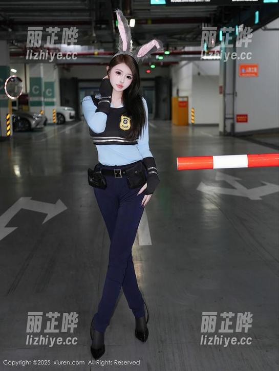 Xiuren秀人网 - 打开小夕Kitty的皮衣合集，让我想到晚上的街头，壁纸里的她完全是那种不做作的潇洒。