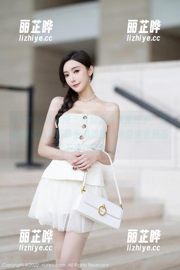 Xiuren秀人网 - 可能是我太感性了，欧阳若依高清写真里的美脚，隐隐透着魅惑又不直白的味道。