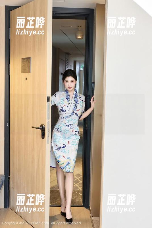 Xiuren秀人网 - 王俪丁小宝贝再推新宠：在办公室也能获得一波美图分享，居然没被同事抓！