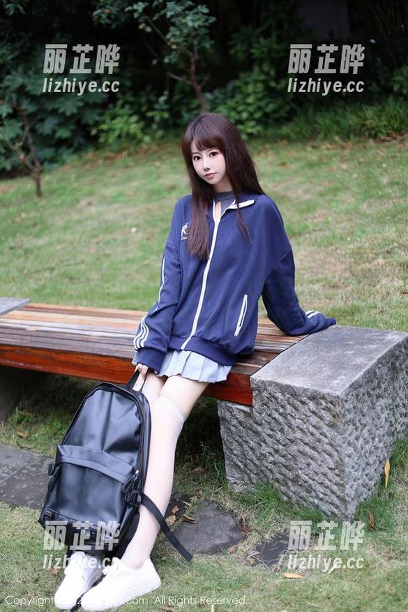 Xiuren秀人网-美七mia Xiuren秀人网 - 美七mia的裤里丝藏着啥?图包下载之后说不定会想明白!