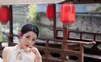 Xiuren秀人网 - 黄婧GIGI与棉袜的写真探险，谁会注意到旁边的壁纸呢？