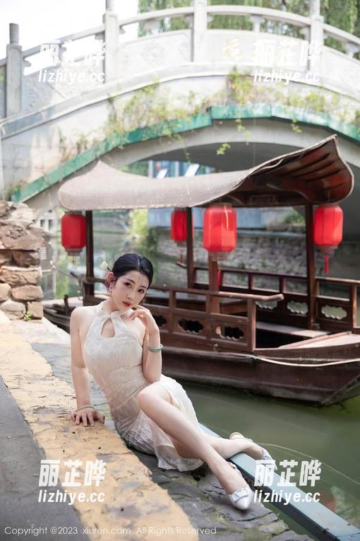 Xiuren秀人网 - 黄婧GIGI与棉袜的写真探险，谁会注意到旁边的壁纸呢？
