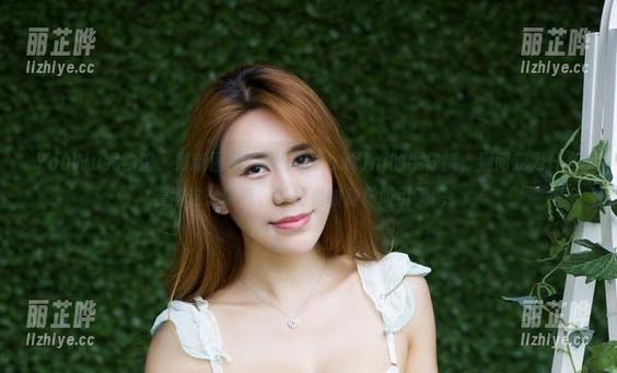 YouWu尤物馆 - 最新图包，孟狐狸FoxYini的牛仔裤，别问我为什么看得这么认真，可能是被身影吸引了吧。