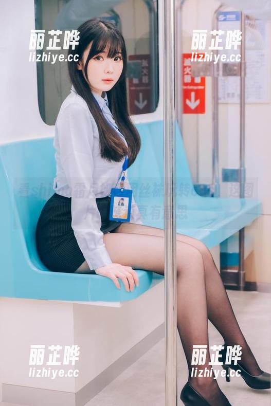 看shimo霜月如何用丝袜玩转cos，这图片的味道真有意思
