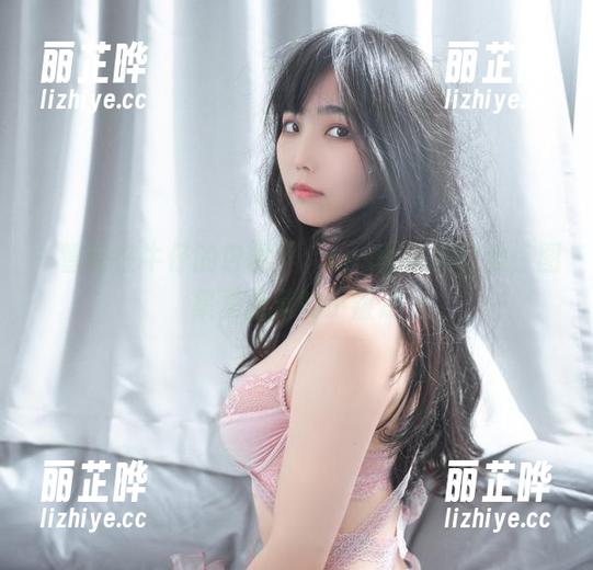 一智智在牛仔的包围下，cos就像是日常，图集里隐藏的小叛逆