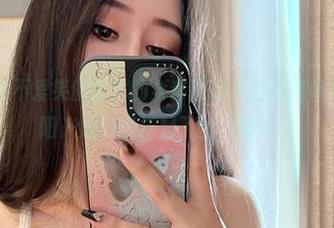 微密圈 - 看不爱笑的赛琳的全套图集，蓝色连体比基尼里的阳光感好像托起了整个夏天。