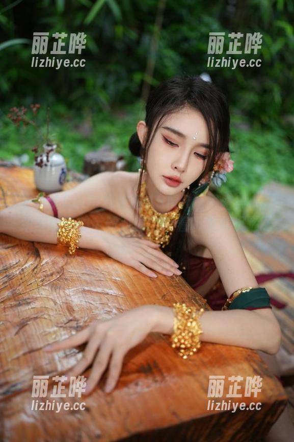 余多多Dudu舰长版ASMR私房盛典：耳朵与摄影的全新对撞，听着听着就沉迷了。