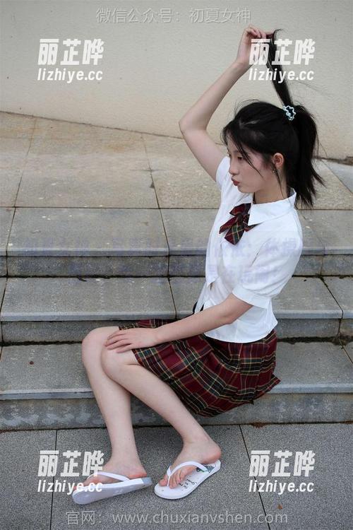 初夏女神-依依 初夏女神 - 写真时光里的依依:体操服与俏皮,每一拍都像是在玩闹!