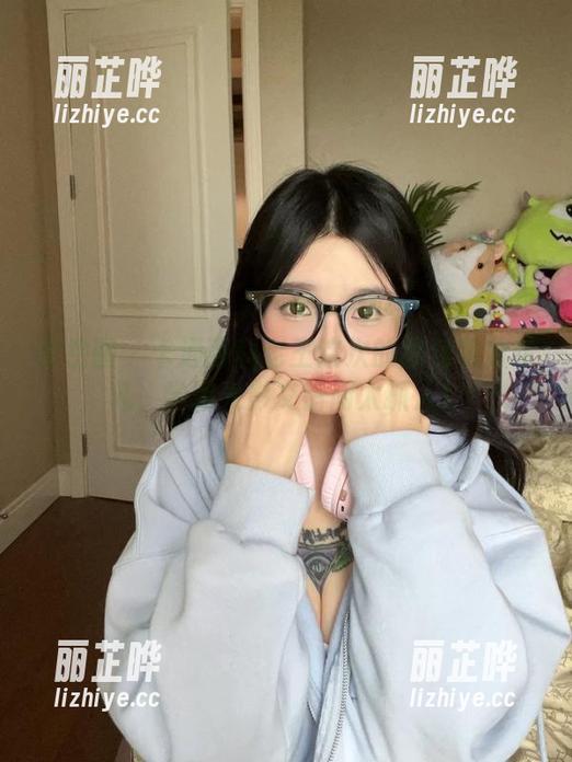 微密圈 - 卡通百科老王这次的图包功力非凡，学姐光影交错间太抓人！