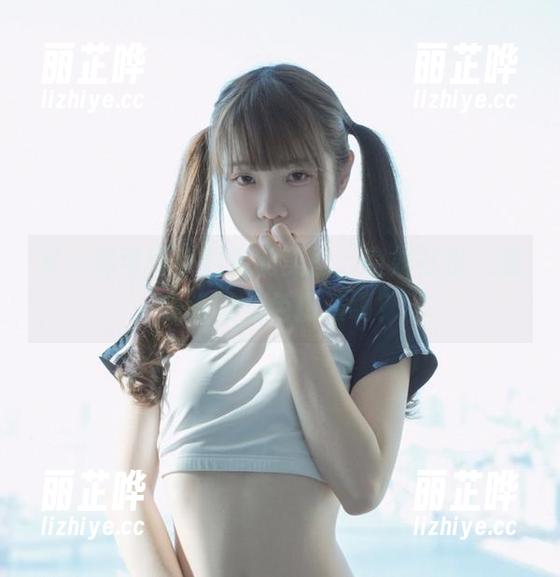 又一组可可小白兔的美图，空姐打扮，这是谁的角色扮演啊？
