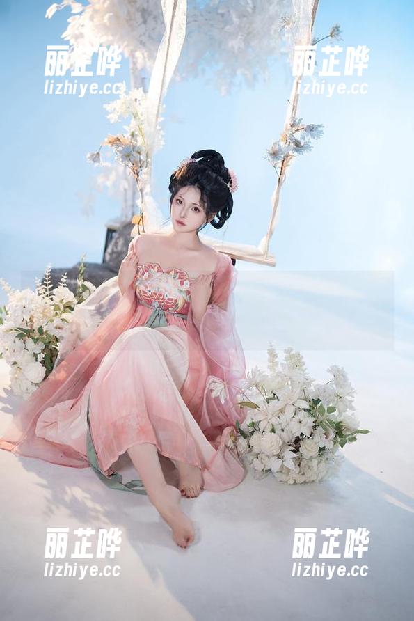 对着夏夏子的婚纱发呆，原图和下载等着你！