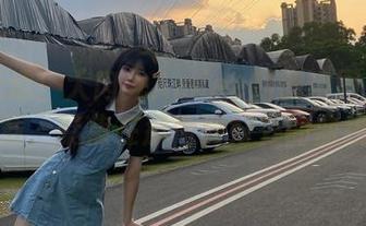 一览无遗！大肉丸Amiee的旗袍图库等你来下载，聚焦在那恰到好处的曲线上。