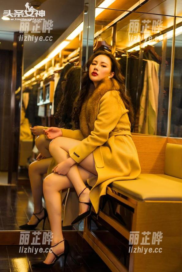 头条女神 - 娜露展示校服，照片中的天真与阴险并存