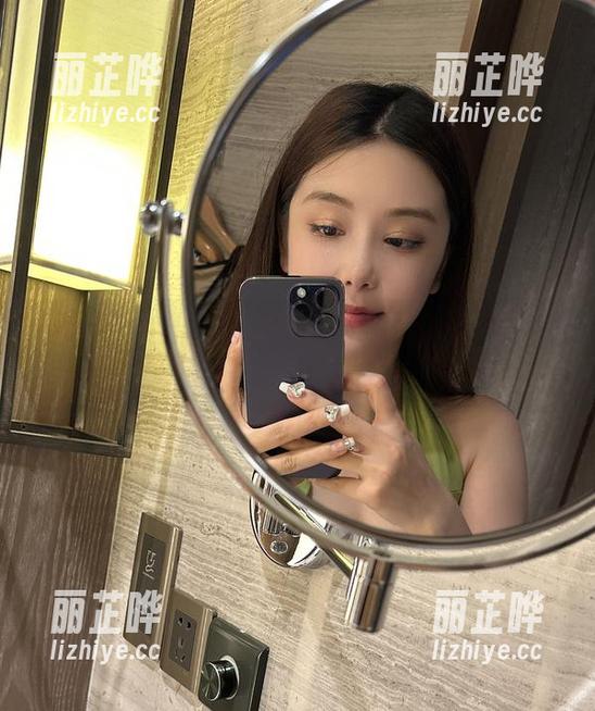 奶雯 微密圈 - 奶雯的吊带展示:对于高清图集,我就是想说,太吸引眼球了...