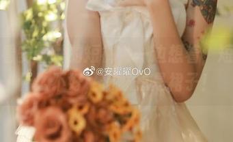 一边看安曜曜的短裤，一边想着，短裤有什么不好，何必总是裙子！