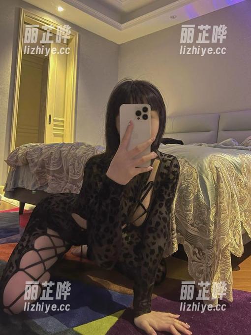 微密圈 - 到底有多美？宋昱欣的黑蝴蝶写真更新好像在挑战我的目光极限