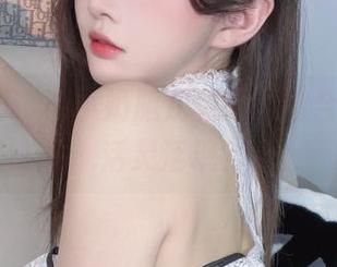 谁能想到，小小奶瓶儿和网袜结合得这么...活灵活现？