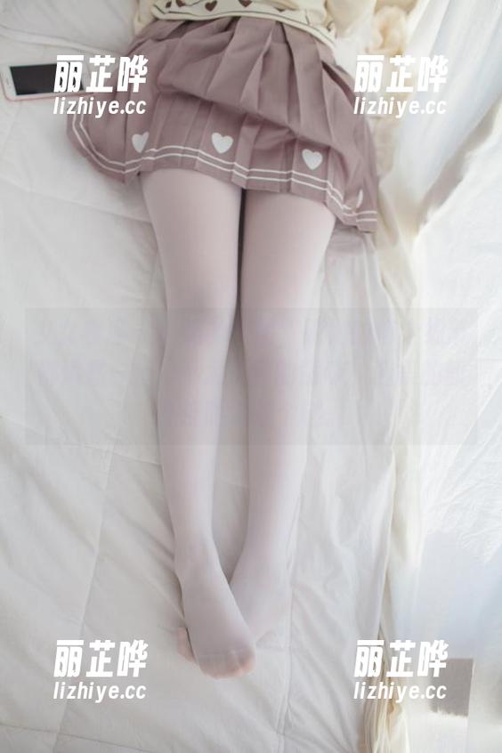 少女秩序 - 小满的原图，瑜伽的每个细节都透着一丝...不太正经的意味，合集的部分反而像是个谜。