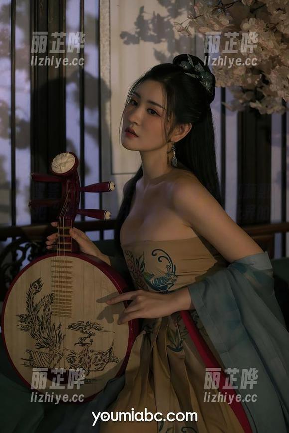 尤蜜荟 - 向小圆致敬！她的兔女郎加藤惠，把“美图”提升到新高度，是壁纸界的新宠！