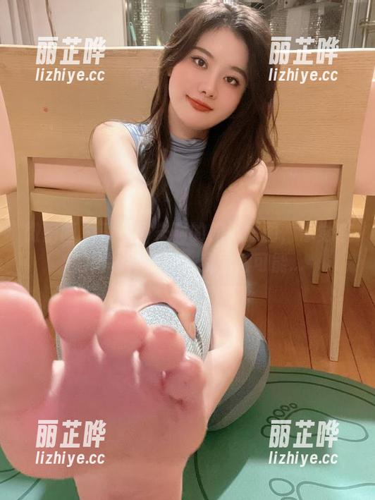 就是阿朱啊 微密圈 - 就是阿朱啊的旗袍原图,你觉得她比模特还强?我觉得可能...