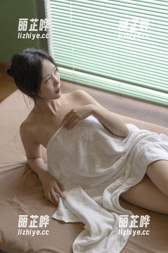 抖娘利世的红环黑丝这一系列定制写真，怎么说呢，有种想说却又闭嘴的感觉。