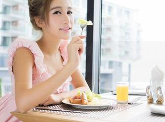 推女神 - 王婉悠的原图：她在花嫁的画面中飘渺如梦，是在婚礼上还是只是随意摆拍？
