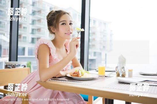 推女神 - 王婉悠的原图：她在花嫁的画面中飘渺如梦，是在婚礼上还是只是随意摆拍？