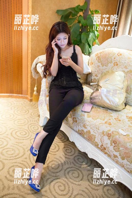 推女郎-娜露 推女郎 - 娜露白色写真合集:这俨然是一种简单又复杂的美学