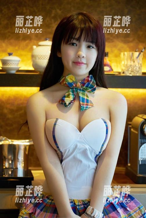 推女郎 - 原图就在这里，田芯娜的套装，滤镜好像太狠了？