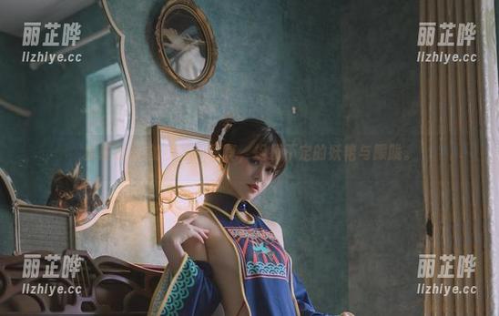 星黛鹿鹿i的小僵尸写真，捉摸不定的妖艳与朦胧。