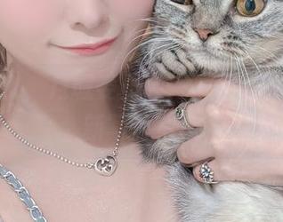 泳衣，水，月城委员会——散发气泡的最新写真集！