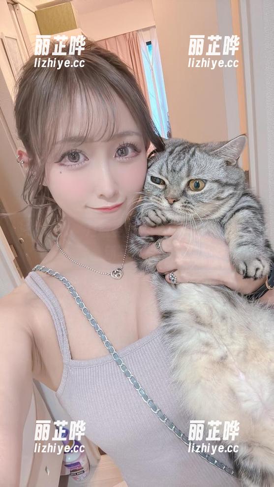 泳衣，水，月城委员会——散发气泡的最新写真集！