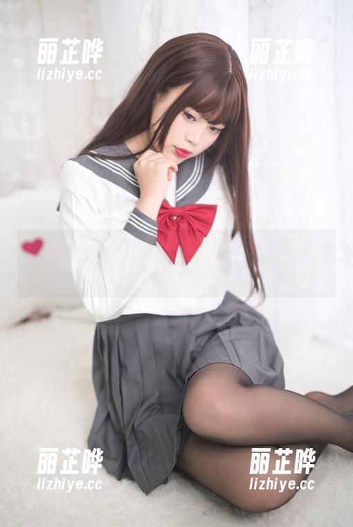 杏子夫人写真中的网袜，质疑我审美底线的时刻。