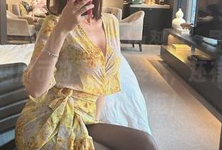 微密圈 - 果儿Victoria怼拍：最新写真集中，想展示的不仅是姿态，还有那怼起来的那股子风范！