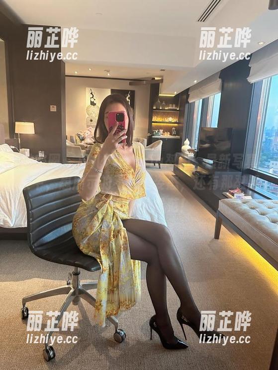 微密圈 - 果儿Victoria怼拍：最新写真集中，想展示的不仅是姿态，还有那怼起来的那股子风范！