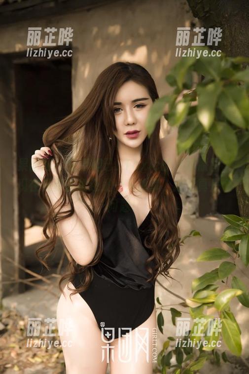 果团网 - 分享妲己_Toxic的短裤原图，现在是要扎堆还是一人独享，这可真是个问题！