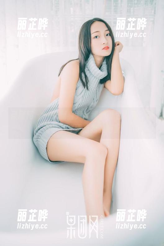 果团网 - 一边翻看尹意纯的粉色写真，脑海中不停琢磨我的搭配
