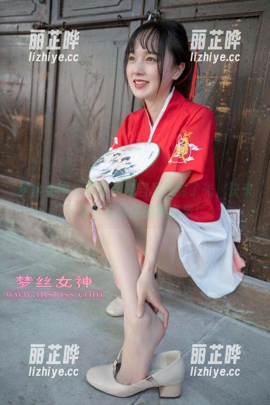 梦丝女神 - 灵唯在校园里找到了光，快来下载这本特别的写真集！