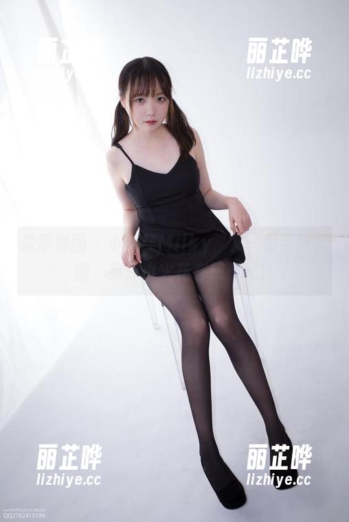 森萝财团-小奶糕Milky 森萝财团 - 小奶糕Milky,又一组学妹套图,有点小火花在跳跃呢!