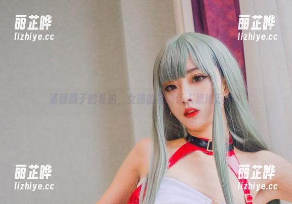 清颜颜子的私拍，女孩的姿势让人思绪万千。