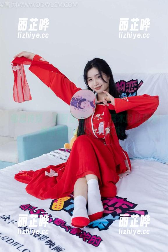 物恋传媒-嘉木 物恋传媒 - 原图湿润逼近:嘉木的私房与那油亮肉丝的微妙关系。