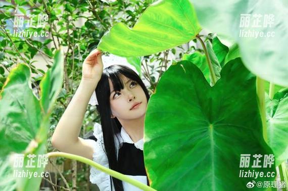 更新来了！白莉爱吃巧克力的图集，夏日的光影里藏着什么？要不要我猜猜？