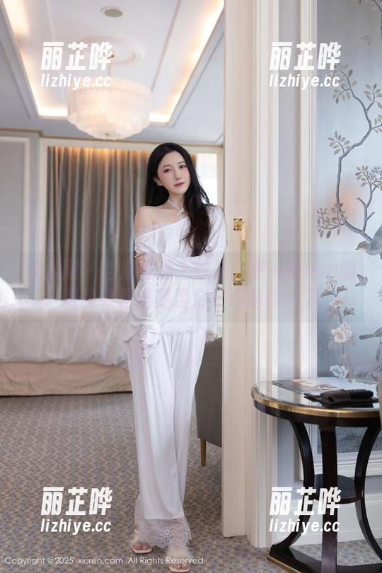 秀人网 - 当潮流遇上丝袜：伊一Moon的写真集精选是否会让你咯噔一下