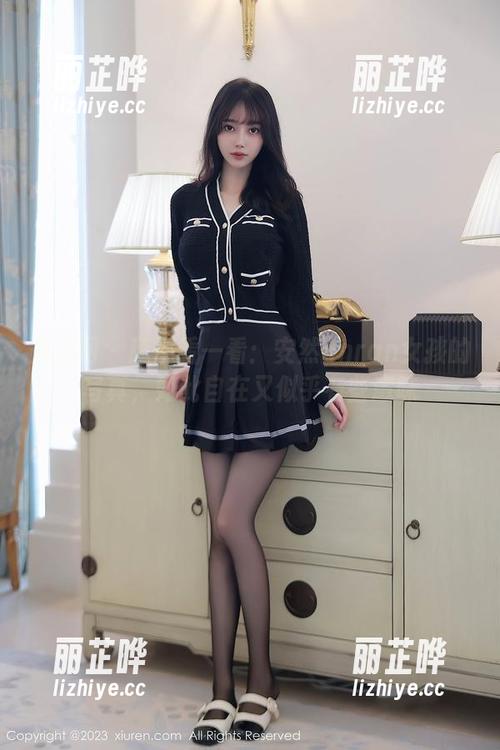 秀人网 - 随便看一看：安然anran女孩的写真，如此自在又似乎有些意味